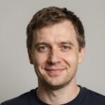 Счастливый клиент Алексей Волков после покупки бюджетного автомобиля с пробегом в Эленстор Авто