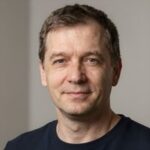 Счастливый клиент Дмитрий Котов после покупки бюджетного автомобиля с пробегом в Эленстор Авто